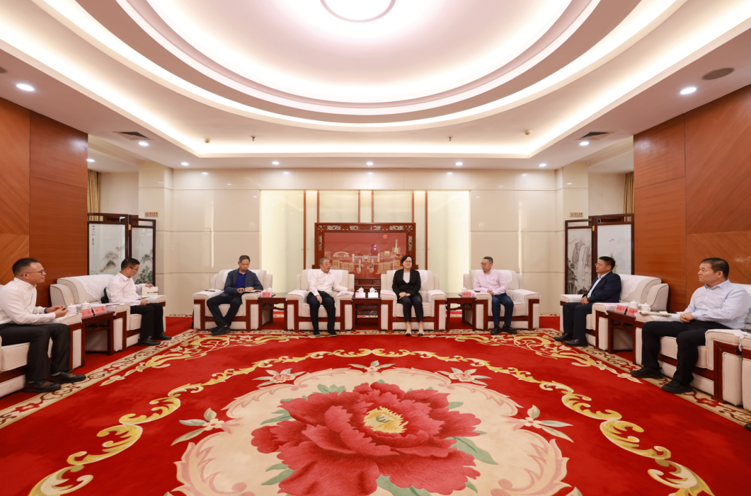 齐向东到访郑州大学